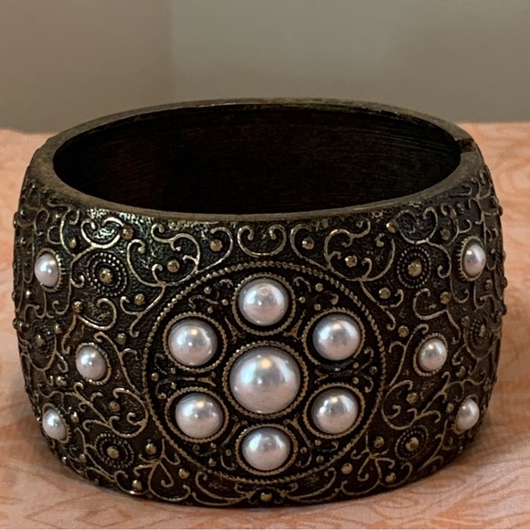 🛍️SALE🛍️ Antiqued Gold Hinged Bangle Bracelet - Picture 3 of 10